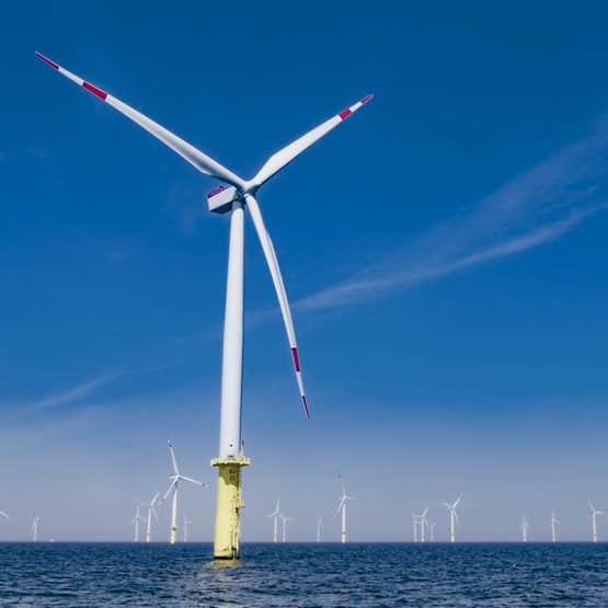Eine Off-Shore-Windkraftanlage auf hoher See